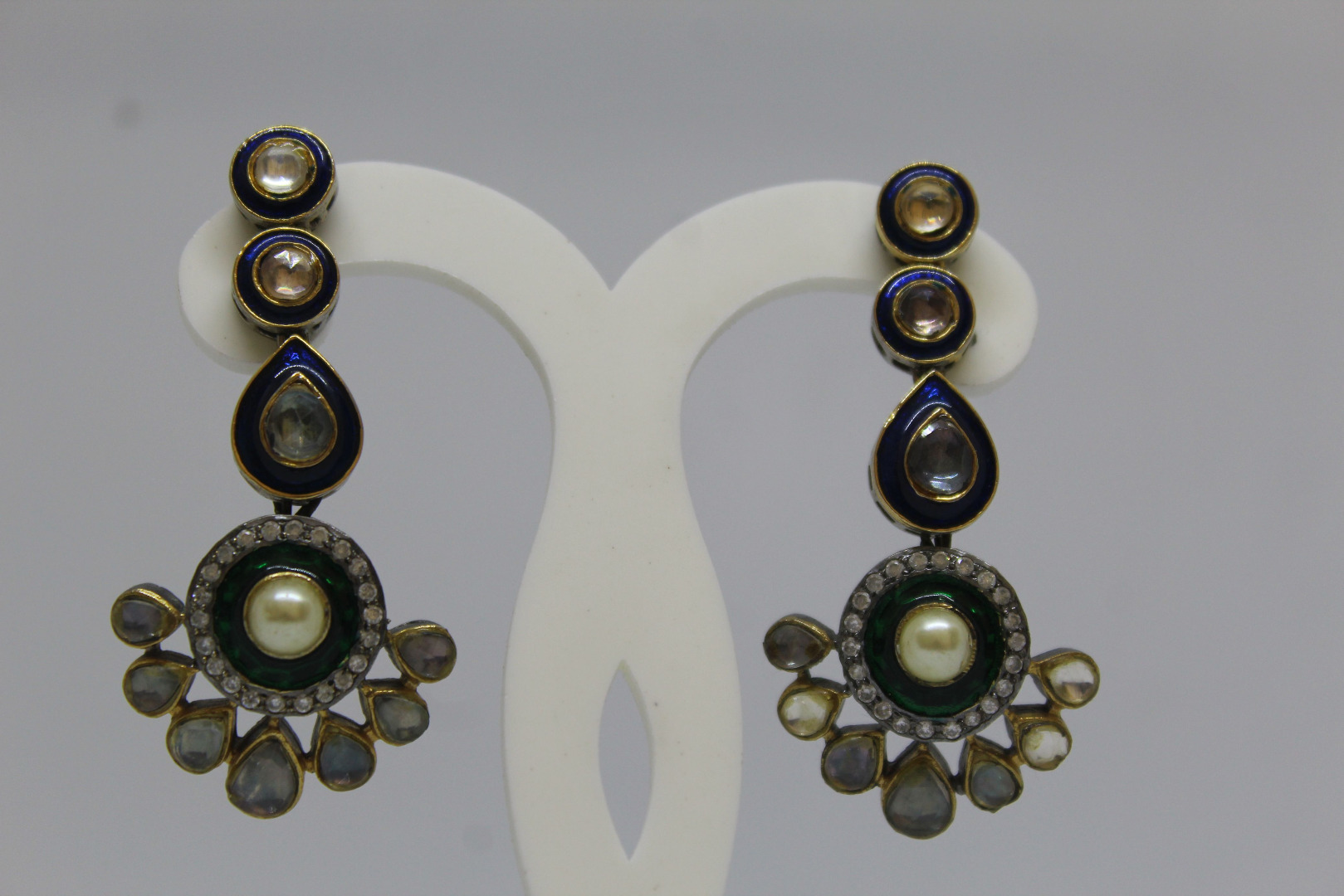 VICTORION EARRING